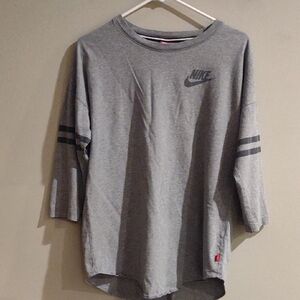 Vintage Nike Women's Medium 3/4 Sleeve Gray Graphic‎ Tee